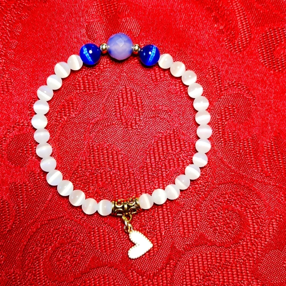 NWT Gorgeous Blue and White Cat Eye with golden accents Stretch Bracelet - Picture 1 of 3